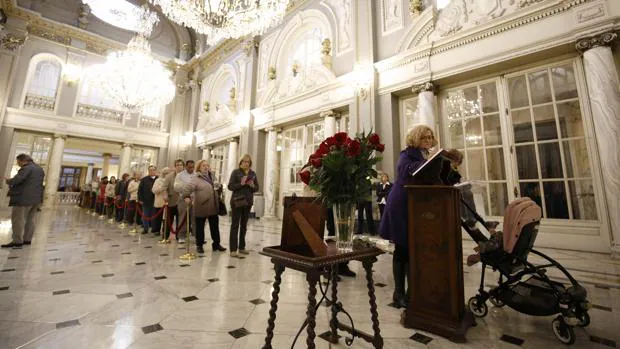 Colas en el Ayuntamiento de Valencia par firmar en el libro de condolencias