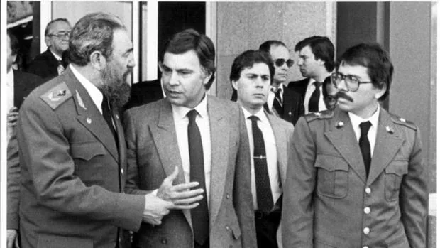 Castro, González y Ortega, a la salida del aeropuerto de Barajas, en febrero de 1984