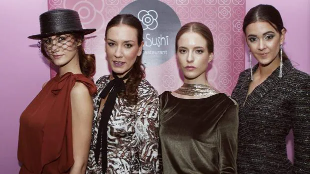 La diseñadora Barbara Torrijos con tres de las modelos participantes en el desfile