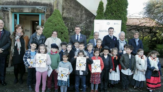 El presidente de la Xunta junto a unos niños de Vila de Cruces