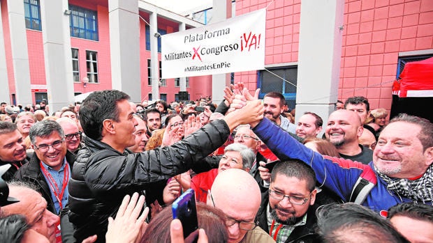 Pedro Sánchez, ayer, durante el baño de masas que se dio en Xirivella (Valencia)