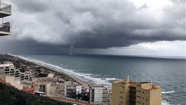 Imagen del tornado originado en el litoral de Valencia este domingo