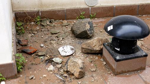 Piedras que cayeron del ruinoso inmueble debido a las últimas lluvias