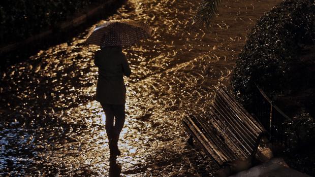 Imagen de la noche de lluvia del domingo en Valencia
