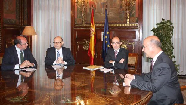Pedro Antonio Sánchez y Cristóbal Montoro, a la izquierda, durante su reunión en Madrid
