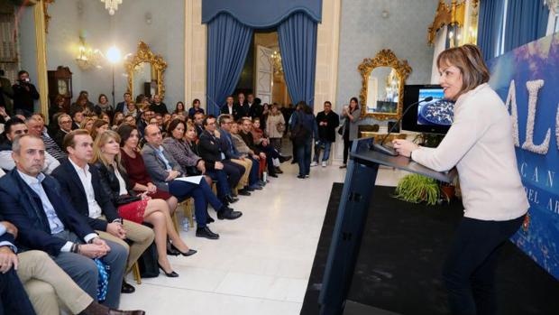 María José San Román, en la presentación de la marca «Alicante, ciudad del arroz», con el alcalde entre el público en primera fila