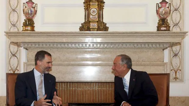 El Rey ocnversa con el presidente de Portugal, Marcelo Rebelo de Sousa