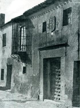 Calles blasonadas y balcones enjaulados del pueblo de Esquivias