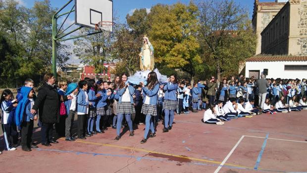 Los alumnos de 3º ESO han sido los responsables de portar las andas y hacer el recorrido por el patio.