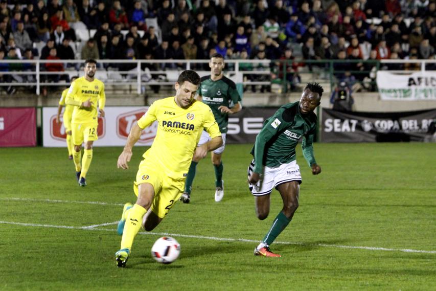 Owusu pelea por un balón con Bonera, defensa del Villarreal