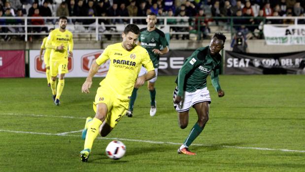 Owusu pelea por un balón con Bonera, defensa del Villarreal
