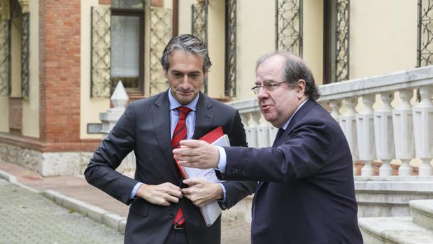 El presidente de la Junta y el ministro de Fomento, Íñigo de la Serna, minutos antes de la reunión