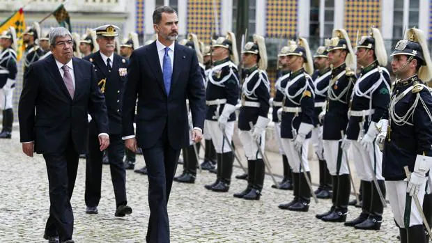 El Rey, durante la ceremonia de bienvenida en el Parlamento en Lisboa