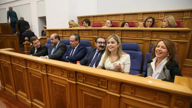 Emiliano García-Page con algunos de los consejeros de su Gobierno durante el Pleno de las Cortes