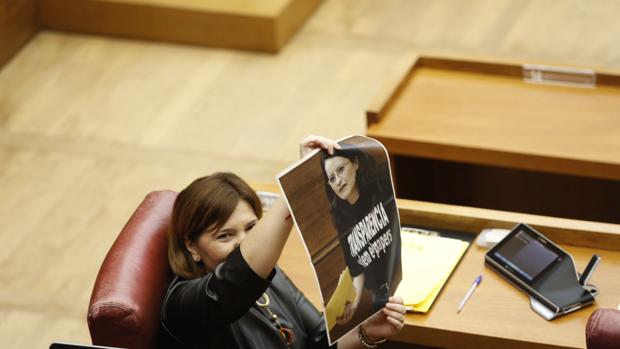 Isabel Bonig enseña una foto de Mónica Oltra en la sesión de control