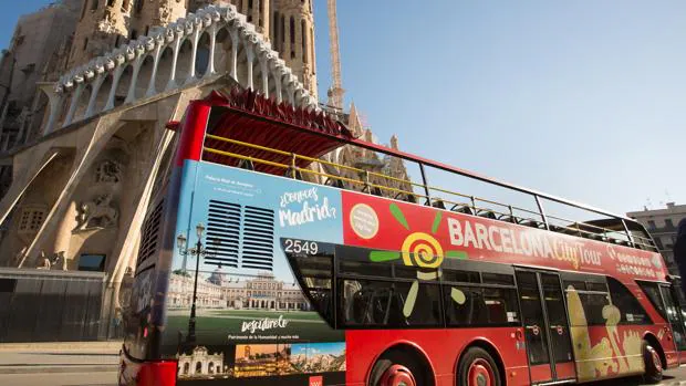Uno de los autobuses con la promoción de Madrid, frente a la Sagrada Familia