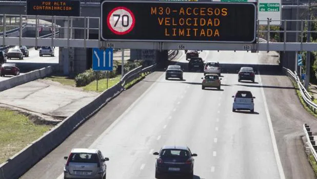 Las señales de la M-30 indicando la velocidad limitada en los accesos el pasado 30 de octubre