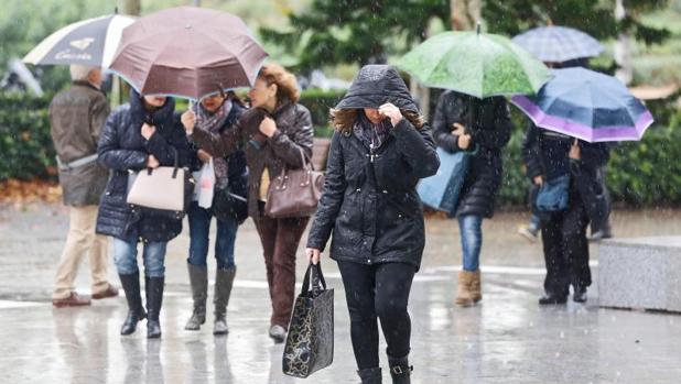 Trasneúntes se protegen de la lluvia en la ciudad de Valencia hace unos días