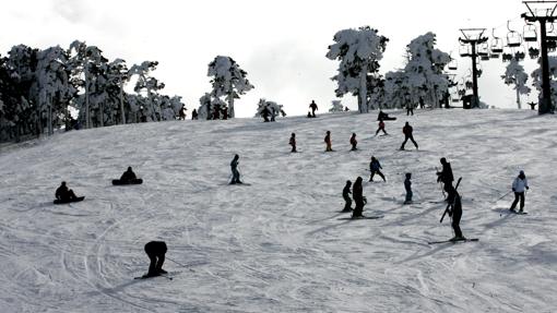 Varias personas haciendo esquí en Navacerrada en una imagen de archivo