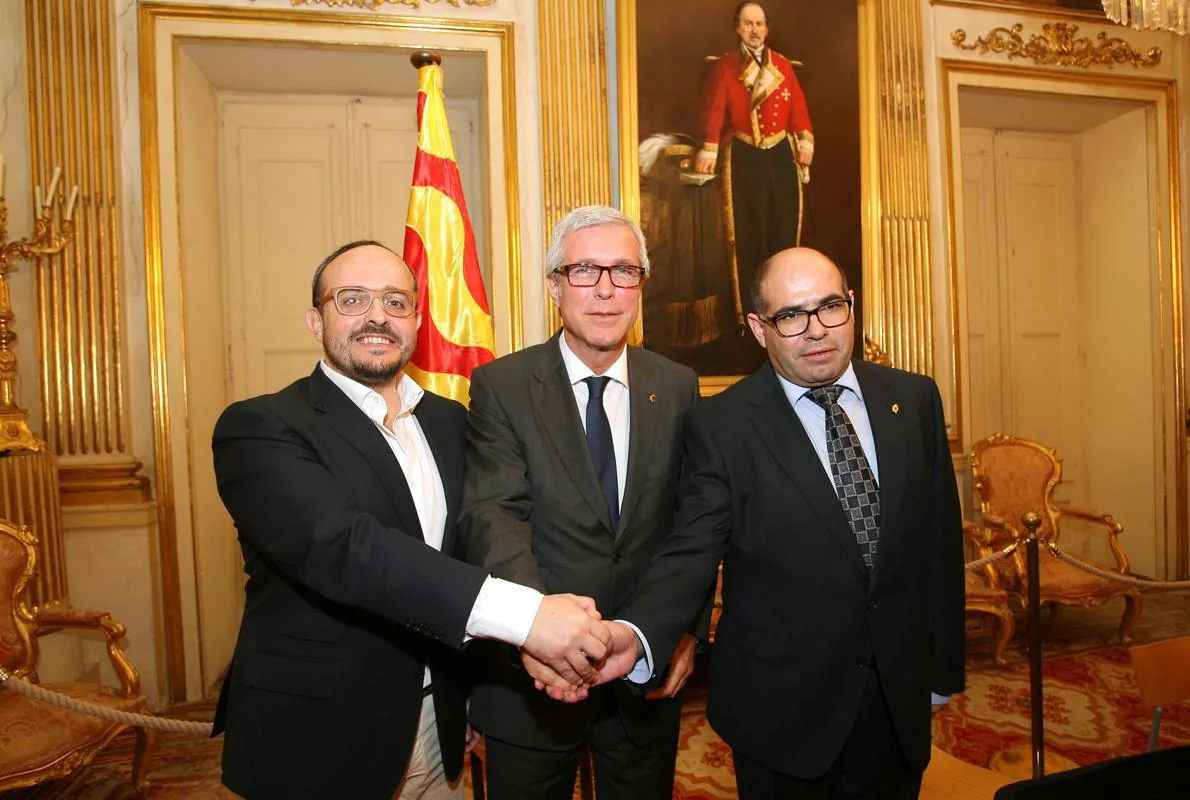 Alejandro Fernández (izquierda) junto al alcalde de Tarragona, Josep Fèlix Ballesteros (PSC), y el portavoz de la antigua UDC, Josep Maria Prats, durante la firma del pacto de gobierno de la ciudad.
