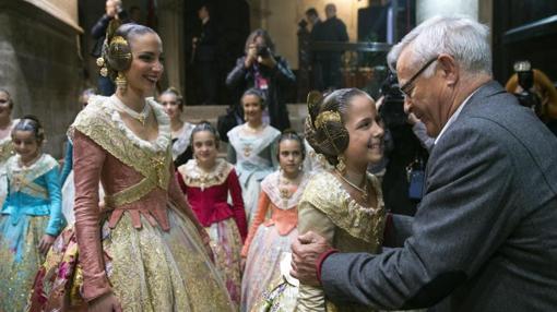 El alcalde, joan Ribó, saluda a las falleras