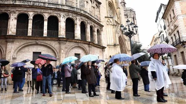 Turistas bajo la lluvia en el centro de Valencia, hace unos días