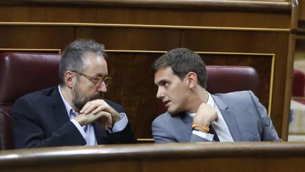 Girauta y Rivera conversan en sus escaños del Congreso