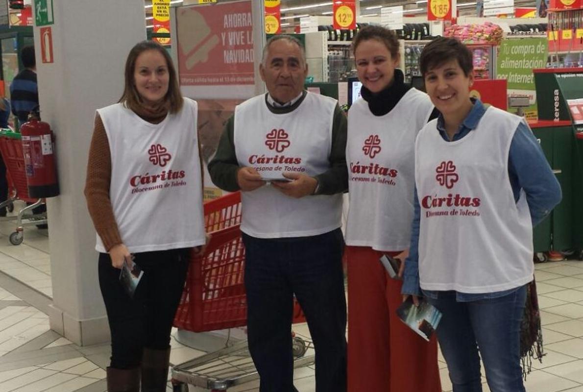 Voluntarios de Cáritas en un supermercado