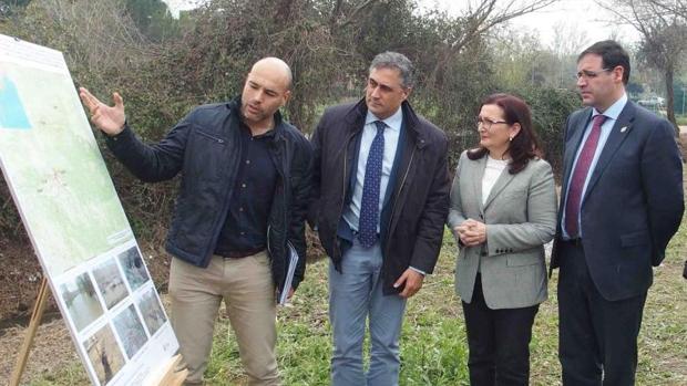 Mariscal durante una visita a los aledaños del río Júcar, junto a la presidenta de la CHJ y el de la Diputación