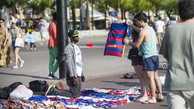 Venta ambulante en el centro de Barcelona