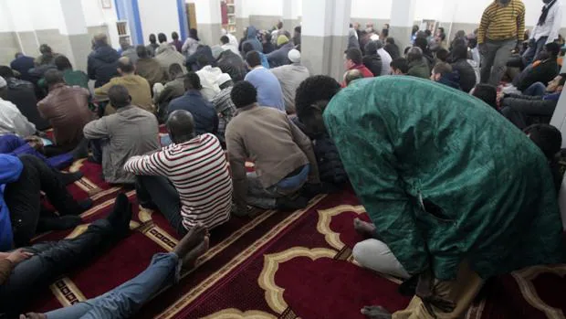 Fieles musulmanes en una mezquita coruñesa