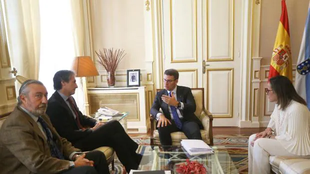 Feijóo charla con De la Serna, en presencia de la conselleira Vázquez y el secretario de Estado, Gómez-Pomar