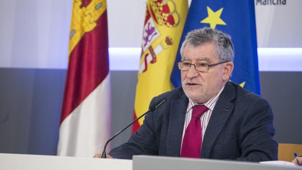 El consejero de Educación, Ángel Felpeto, durante la rueda de prensa para dar cuenta de los acuerdos del Consejo de Gobierno de Castilla-La Mancha