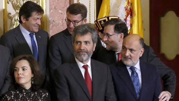 Mariano Rajoy saluda a Javier Fernández, en la recepción del Día de la Constitución en el Congreso