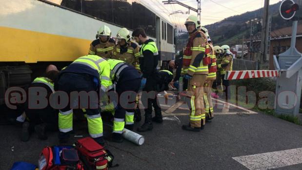 Intervención de los bomberos tras el accidente de tres que ha arrollado a dos personas