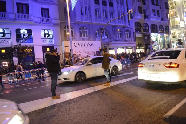 Dos jóvenes se fotografían en la mediana de la Gran Vía