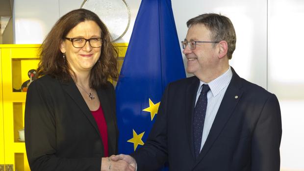 Ximo Puig, junto a la comisaria europea de Comercio, Cecilia Malström