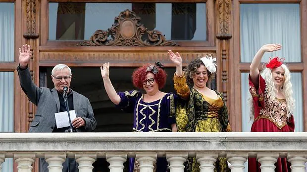 El alcalde de Valencia, Joan Ribó, saluda desde el balcón junto a las «magas» el pasado enero