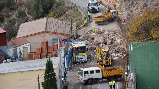 Un desprendimiento en la carretera CM-3203 obliga a cortar el tráfico en la localidad albaceteña de Ayna