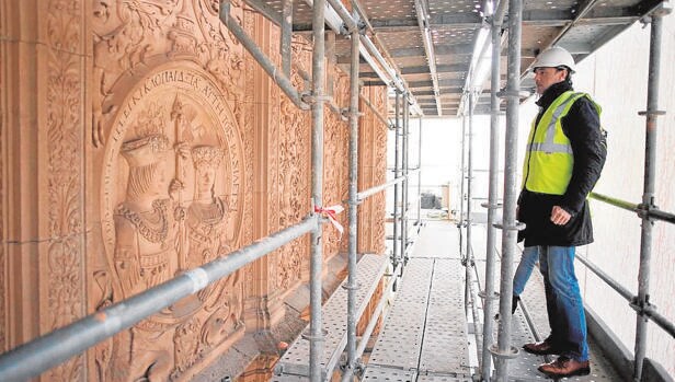 Uno de los profesionales que trabajan en el proyecto de restauración de la fachada salmantina
