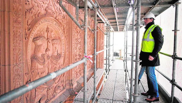 Uno de los profesionales que trabajan en el proyecto de restauración de la fachada salmantina