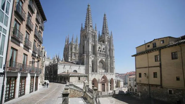 De origen cretácico, sin brillo y color blanco muy uniforme, la piedra caliza de Hontoria es el material principal de la Catedral de Burgos