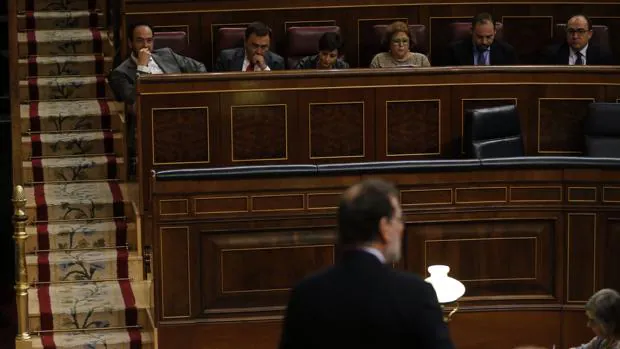Rajoy, en el Pleno del Congreso frente a la bancada socialista, con Antonio Hernando a la izquierda