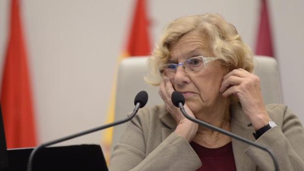 La alcaldesa de Madrid, Manuela Carmena, en el pleno del Ayuntamiento de la capital en Cibeles