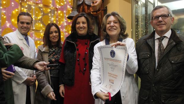 Inés Gárate muestra el certificado del Récord Guinness