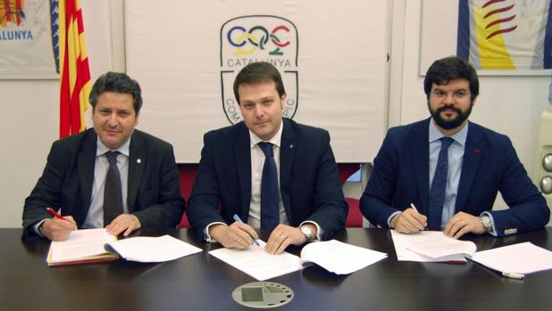 Xavier Vinyals, Gerard Figueras y Gerard Esteva, durante la firma del acuerdo