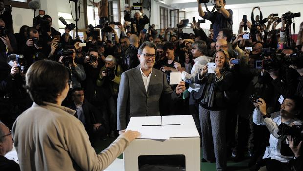 Artur Mas, al votar en la consulta de 2014