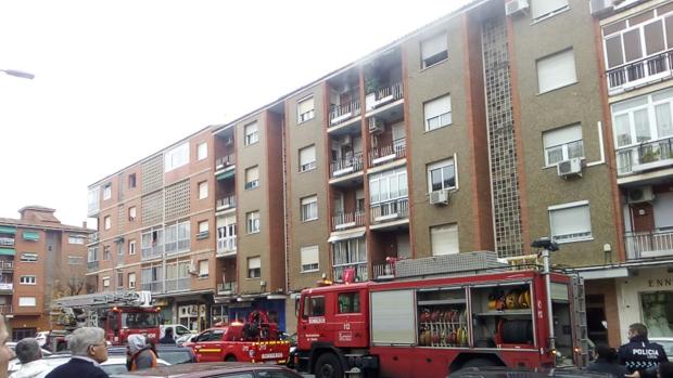 Efectivos de Bomberos en la calle Andalucía, donde se ha declarado el incendio
