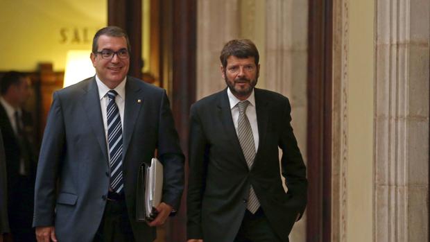 Jordi Jané, a la izquierda, en el Parlament junto al director de los Mossos, Albert Batlle