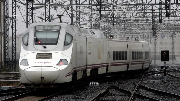 La locomotora de un tren Alvia hace su entrada en la estación de ferrocarril de Santiago a su llegada de Madrid